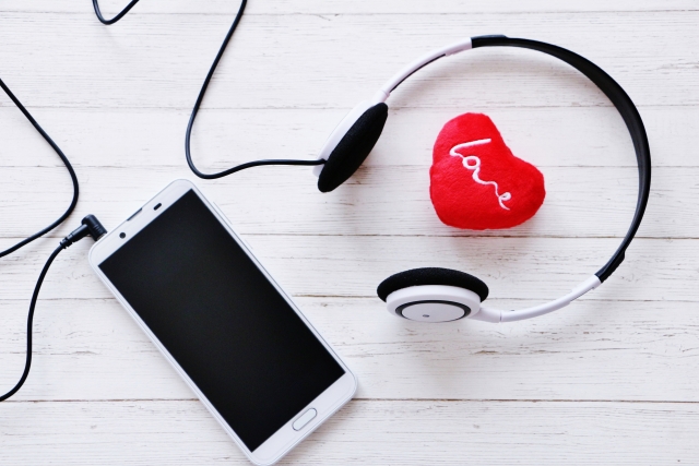 スマホとヘッドホンの画像