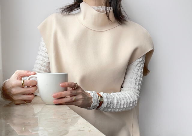 カフェに来た女性の画像