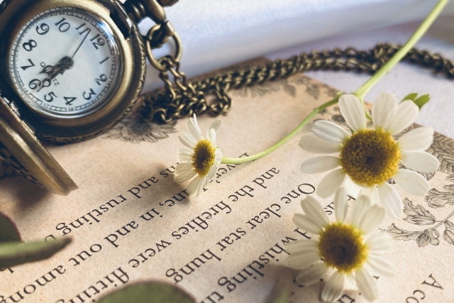懐中時計と花の画像